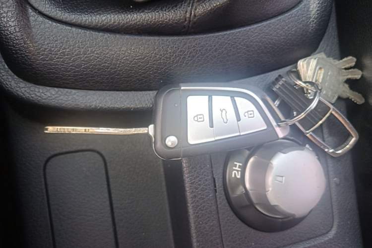 Used Isuzu JLM 2018 2.8T Classic Edition 4x4 Luxury Version JE493ZLQ5F Vehicle Key