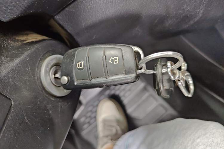 Used Isuzu JLM  Vehicle Key