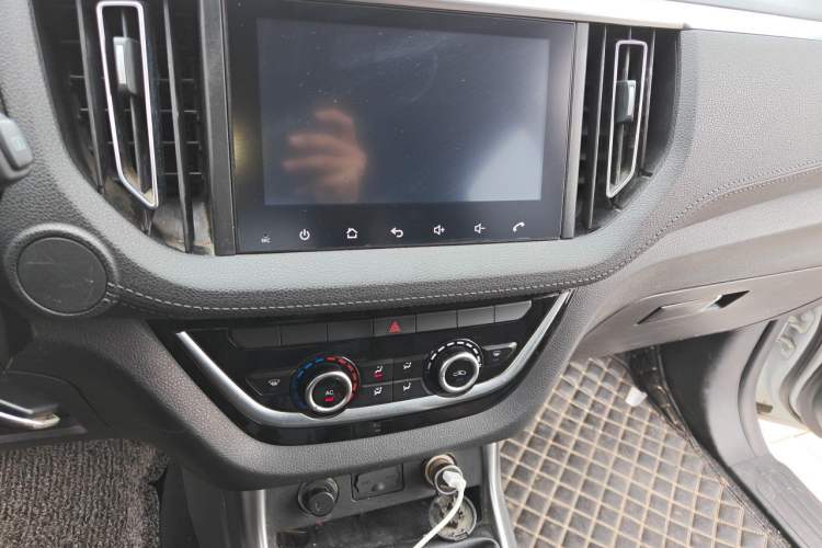 Used Isuzu JLM 2019 2.5T Two-Wheel Drive Diesel Luxury Version Ruimai S Extended Version JE4D25Q5A Audio And AC Panel