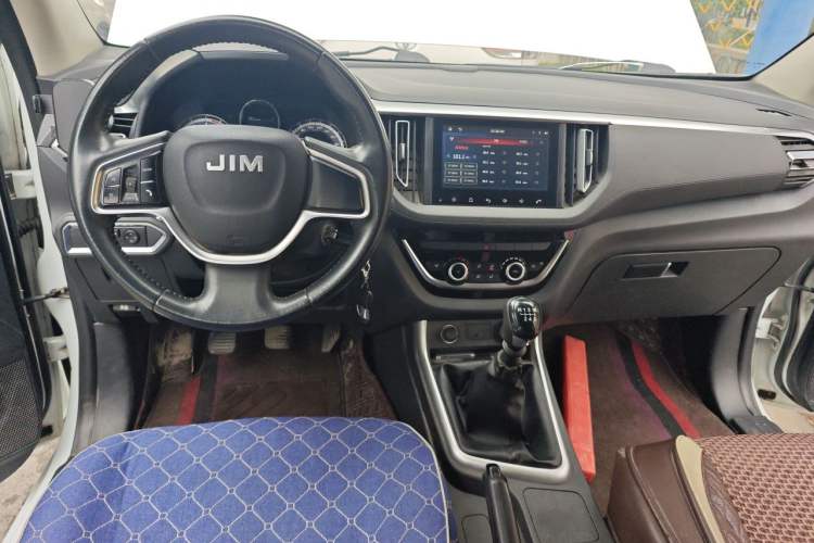 Used Isuzu JLM 2019 2.5T Two-Wheel Drive Diesel Luxury Version Rushmile S Standard Wheelbase Edition JE4D25Q5A Center Console