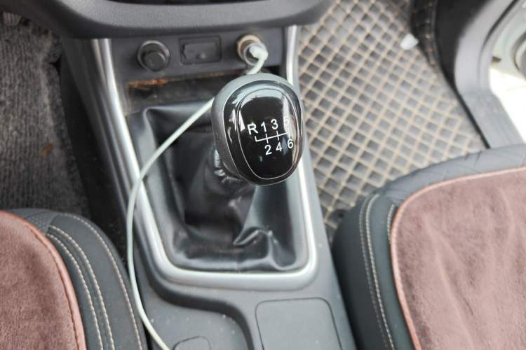 Used Isuzu JLM 2019 2.5T Two-Wheel Drive Diesel Luxury Version Ruimai S Extended Version JE4D25Q5A Gear Lever