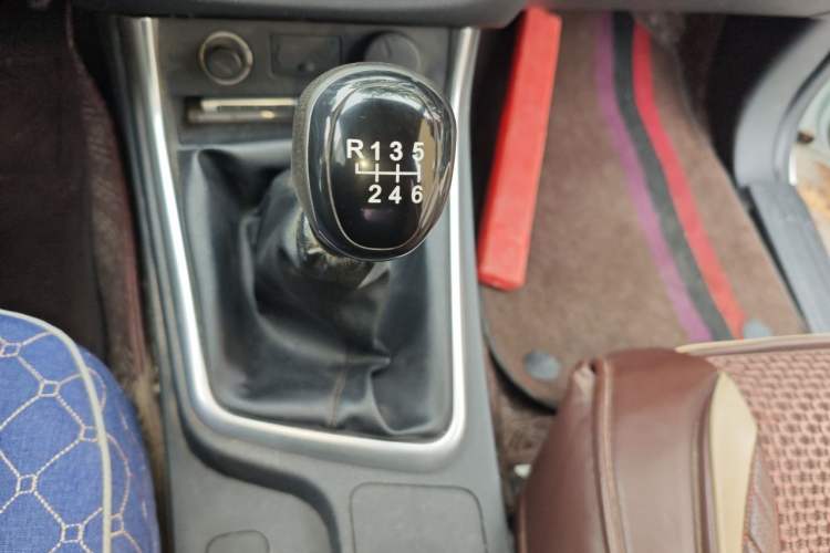 Used Isuzu JLM 2019 2.5T Two-Wheel Drive Diesel Luxury Version Rushmile S Standard Wheelbase Edition JE4D25Q5A Gear Lever