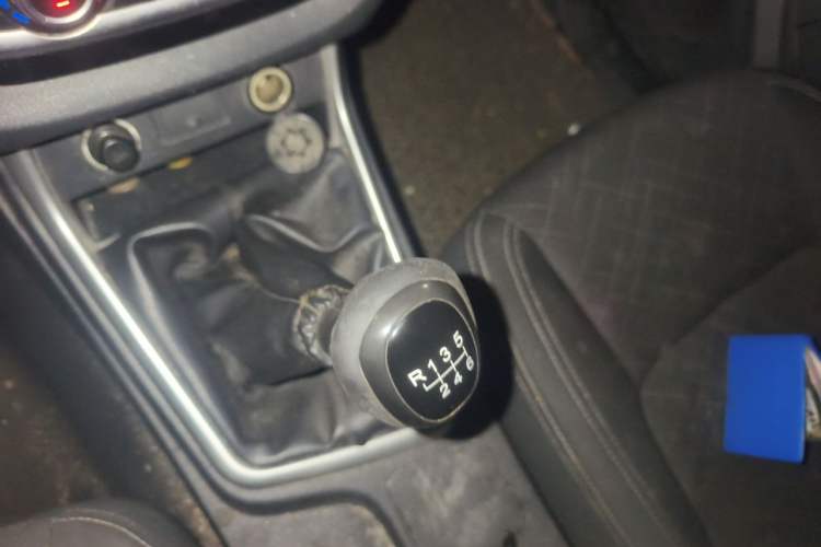Used Isuzu JLM 2019 2.5T Two-Wheel Drive Diesel Luxury Version Rushmile S Standard Wheelbase Edition JE4D25Q5A Gear Lever