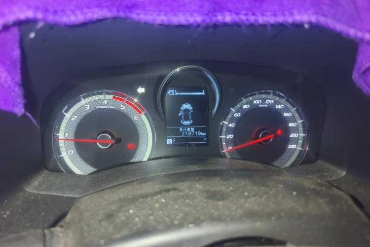 Used Isuzu JLM 2019 2.5T Two-Wheel Drive Diesel Luxury Version Rushmile S Standard Wheelbase Edition JE4D25Q5A Instrument Cluster