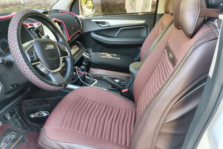 Used Isuzu JLM 2019 2.5T Two-Wheel Drive Diesel Luxury Version Ruimai S Extended Version JE4D25Q5A Left Front Seat