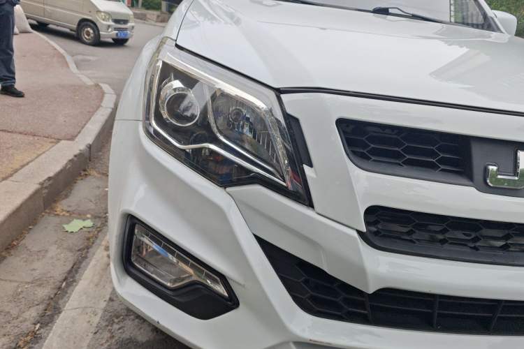 Used Isuzu JLM 2019 2.5T Two-Wheel Drive Diesel Luxury Version Rushmile S Standard Wheelbase Edition JE4D25Q5A Right Front Headlight
