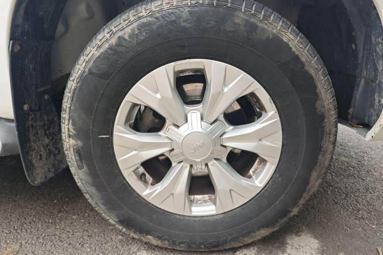 Used Isuzu JLM 2019 2.5T Two-Wheel Drive Diesel Luxury Version Rushmile S Standard Wheelbase Edition JE4D25Q5A Right Front Wheel Hub