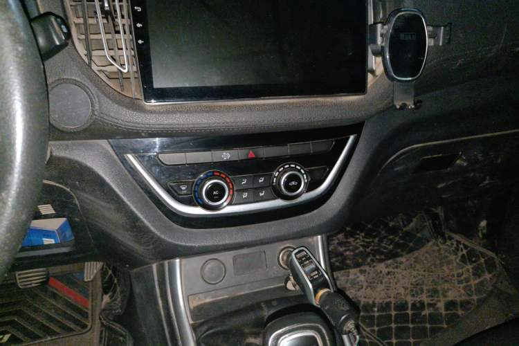 Used Isuzu JLM 2020 2.8T Classic Two-Wheel Drive Diesel Euro VI Comfort Plus Extended Version JE493ZLQ6E Audio And AC Panel
