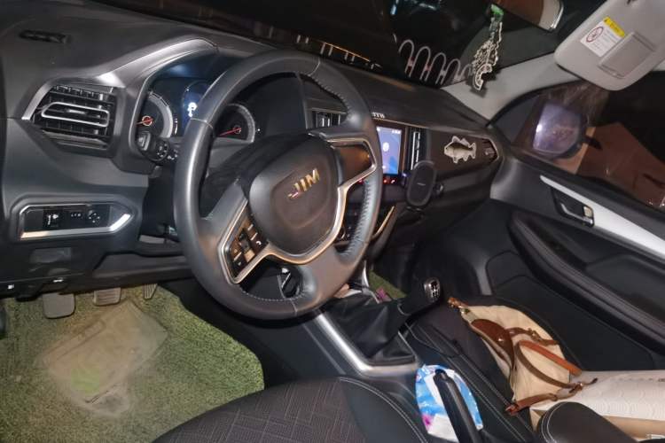 Used Isuzu JLM 2020 2.4T Two-Wheel Drive Gasoline Leading-Edge Version with National VI Emission Standards Standard Wheelbase 4K22D4T Center Console