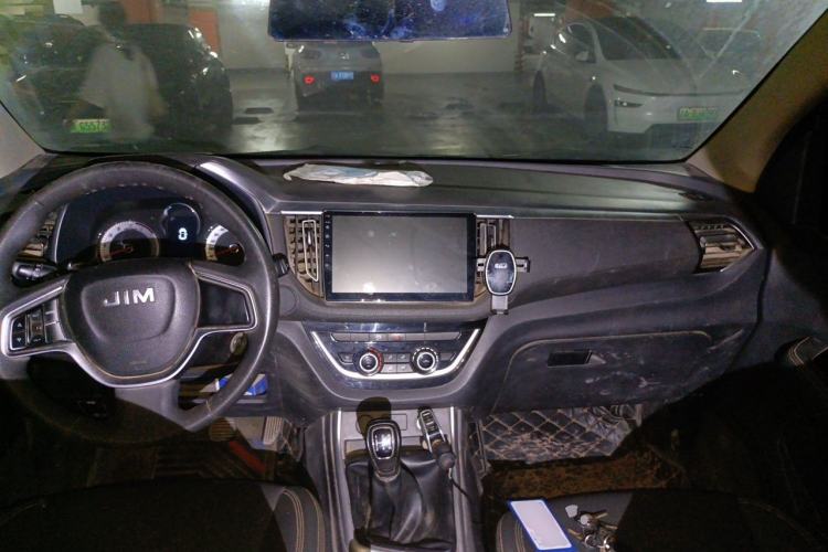 Used Isuzu JLM 2020 2.8T Classic Two-Wheel Drive Diesel Euro VI Comfort Plus Extended Version JE493ZLQ6E Center Console