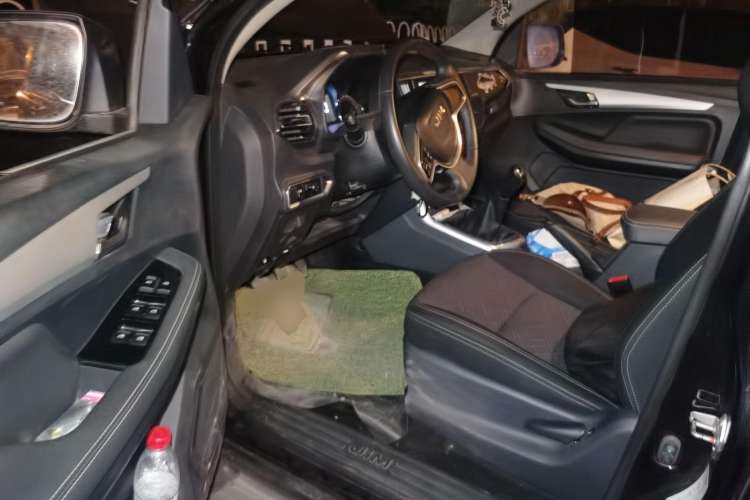 Used Isuzu JLM 2020 2.4T Two-Wheel Drive Gasoline Leading-Edge Version with National VI Emission Standards Standard Wheelbase 4K22D4T Driver Seat