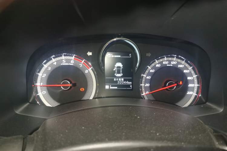 Used Isuzu JLM 2020 2.4T Two-Wheel Drive Gasoline Leading-Edge Version with National VI Emission Standards Standard Wheelbase 4K22D4T Instrument Cluster