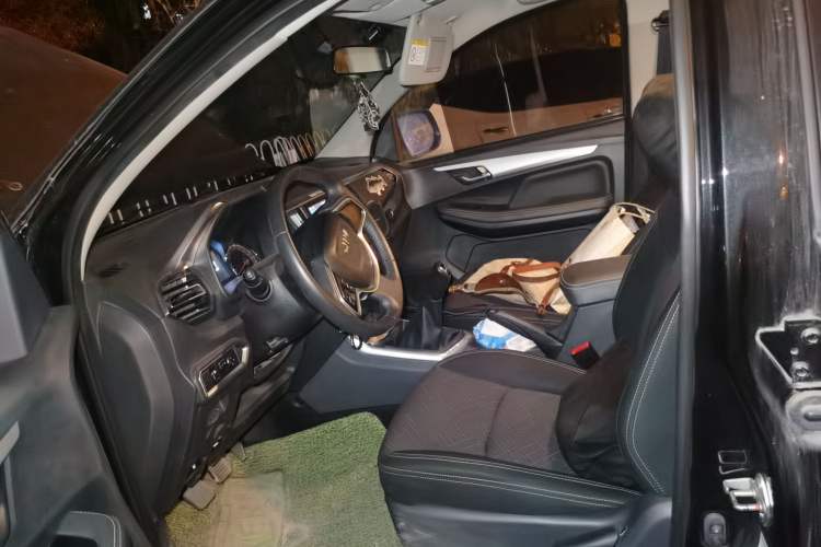 Used Isuzu JLM 2020 2.4T Two-Wheel Drive Gasoline Leading-Edge Version with National VI Emission Standards Standard Wheelbase 4K22D4T Left Front Seat