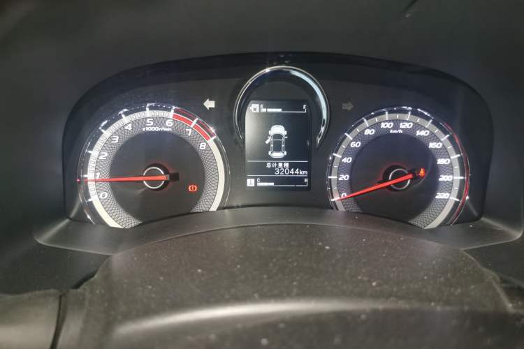 Used Isuzu JLM 2020 2.4T Two-Wheel Drive Gasoline Leading-Edge Version with National VI Emission Standards Standard Wheelbase 4K22D4T Odometer Close Up