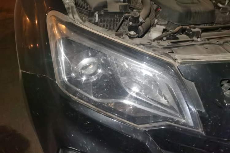 Used Isuzu JLM 2020 2.4T Two-Wheel Drive Gasoline Leading-Edge Version with National VI Emission Standards Standard Wheelbase 4K22D4T Right Front Headlight