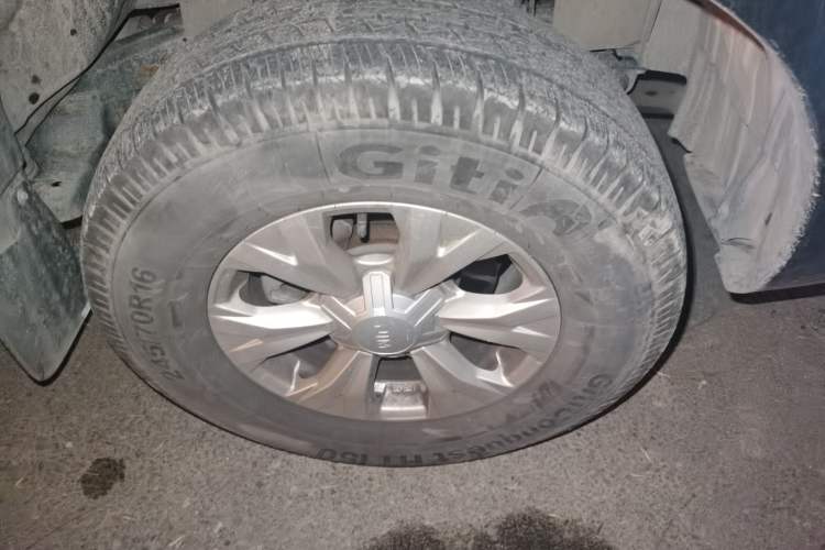 Used Isuzu JLM 2020 2.4T Two-Wheel Drive Gasoline Leading-Edge Version with National VI Emission Standards Standard Wheelbase 4K22D4T Right Front Wheel Hub