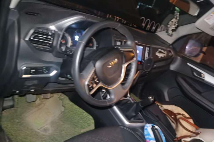 Used Isuzu JLM 2020 2.4T Two-Wheel Drive Gasoline Leading-Edge Version with National VI Emission Standards Standard Wheelbase 4K22D4T Steering Wheel