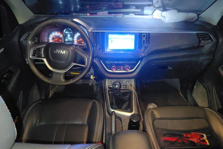 Used Isuzu JLM 2020 2.8T Classic Two-Wheel Drive Diesel Euro VI Comfort Plus Extended Version JE493ZLQ6E Center Console