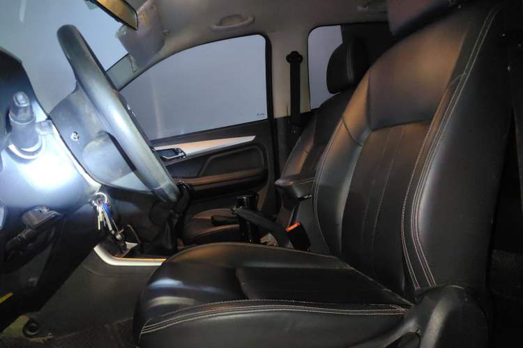 Used Isuzu JLM 2020 2.8T Classic Two-Wheel Drive Diesel Euro VI Comfort Plus Extended Version JE493ZLQ6E Left Front Seat