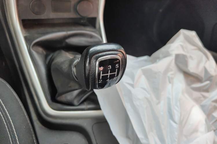 Used Isuzu JLM 2020 2.8T Classic Two-Wheel Drive Diesel Euro VI Comfort Plus Extended Version JE493ZLQ6E Gear Lever