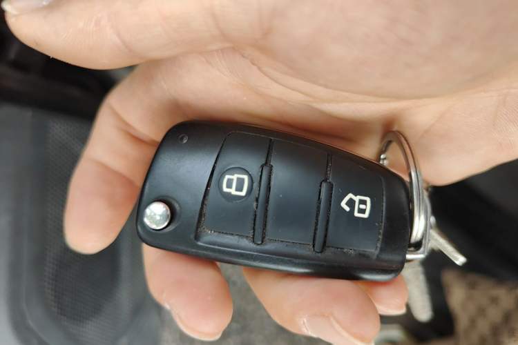 Used Isuzu JLM 2020 2.8T Classic Two-Wheel Drive Diesel Euro VI Comfort Plus Extended Version JE493ZLQ6E Vehicle Key
