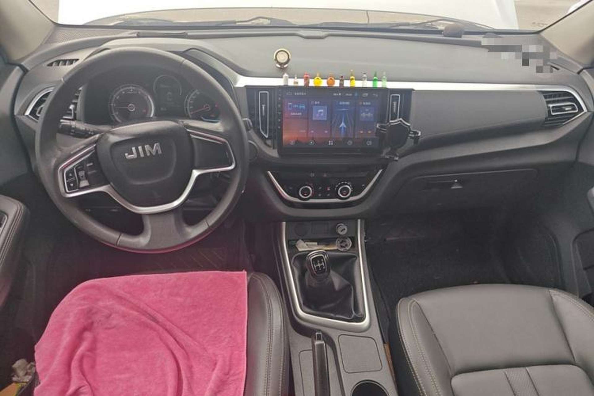 Used Isuzu JLM 2020 2.8T Classic Two-Wheel Drive Diesel Euro VI Comfort Plus Extended Version JE493ZLQ6E Center Console
