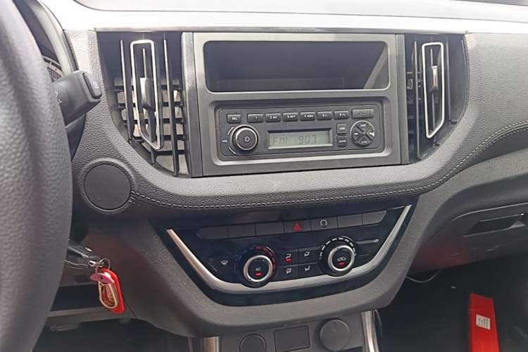 Used Isuzu JLM 2020 2.4T Classic Two-Wheel Drive Gasoline Euro VI Comfort Version with Standard Wheelbase 4K22D4T Audio And AC Panel