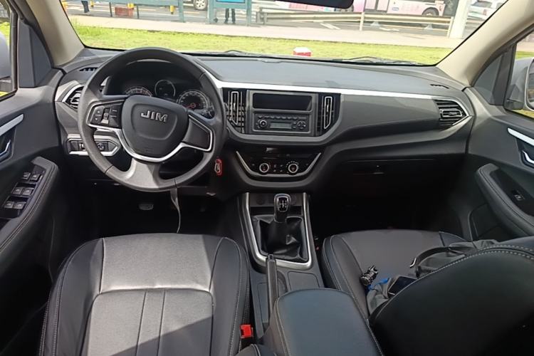 Used Isuzu JLM 2020 2.4T Classic Two-Wheel Drive Gasoline Euro VI Comfort Version with Standard Wheelbase 4K22D4T Center Console