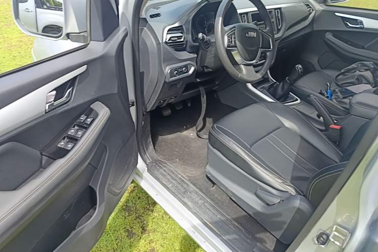 Used Isuzu JLM 2020 2.4T Classic Two-Wheel Drive Gasoline Euro VI Comfort Version with Standard Wheelbase 4K22D4T Driver Seat