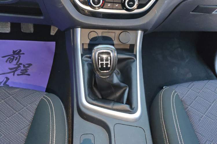 Used Isuzu JLM 2020 2.8T Classic Two-Wheel Drive Diesel Euro VI Comfort Plus Extended Version JE493ZLQ6E Gear Lever
