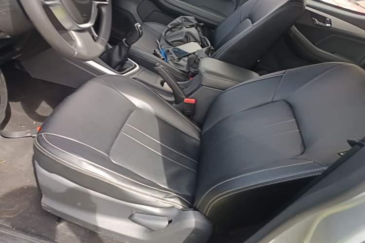Used Isuzu JLM 2020 2.4T Classic Two-Wheel Drive Gasoline Euro VI Comfort Version with Standard Wheelbase 4K22D4T Left Front Seat