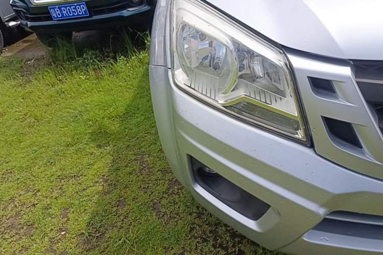 Used Isuzu JLM 2020 2.4T Classic Two-Wheel Drive Gasoline Euro VI Comfort Version with Standard Wheelbase 4K22D4T Right Front Headlight