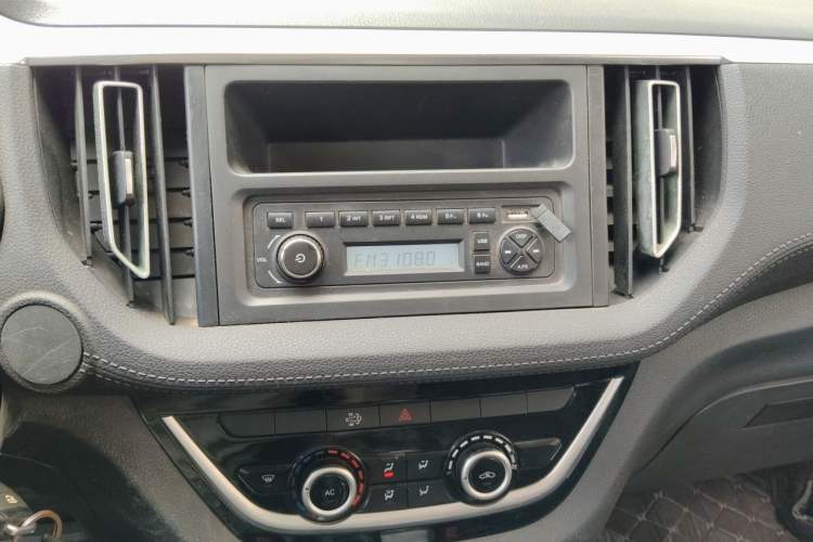 Used Isuzu JLM 2020 2.8T Classic Two-Wheel Drive Diesel Euro VI Comfort Plus Extended Version JE493ZLQ6E Audio And AC Panel