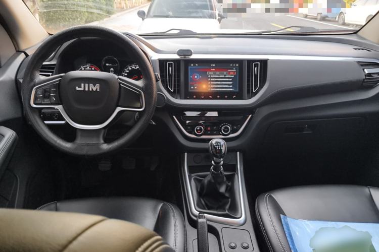 Used Isuzu JLM 2020 2.5T Two-Wheel Drive Diesel Leading-Edge Version JE4D25Q6A Meeting China VI Emission Standards Center Console