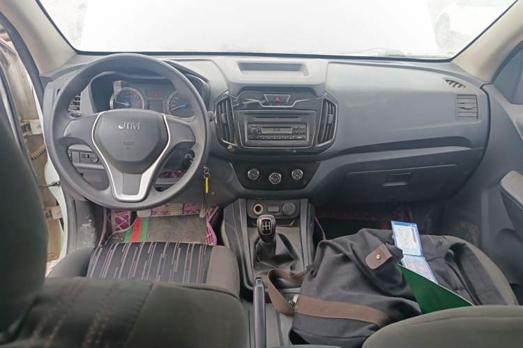 Used Isuzu JLM 2020 2.8T Classic Four-Wheel Drive Diesel Euro VI Comfort Plus Extended Version JE493ZLQ6E Center Console
