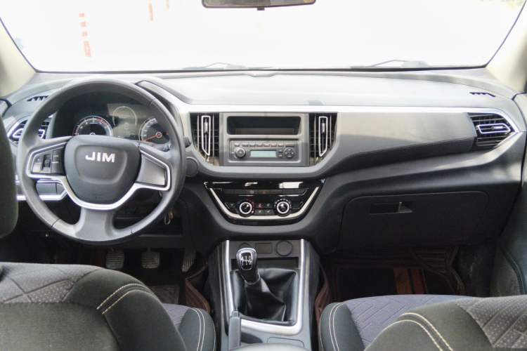 Used Isuzu JLM 2020 2.8T Classic Two-Wheel Drive Diesel Euro VI Comfort Version Standard Wheelbase JE493ZLQ6E Center Console