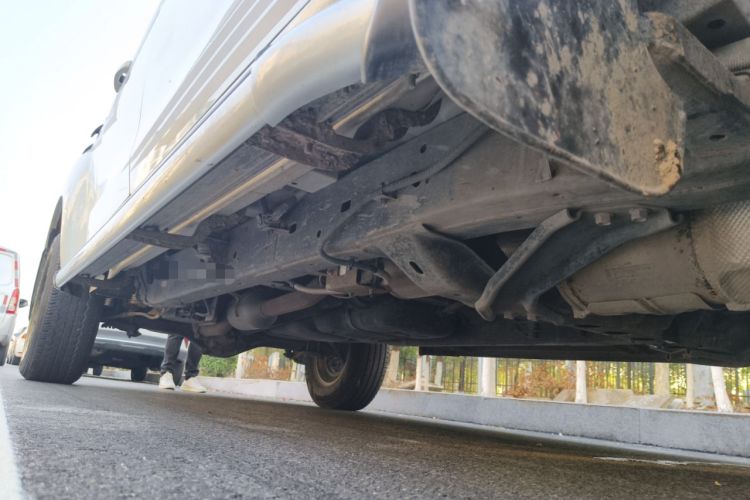 Used Isuzu JLM 2020 2.5T Two-Wheel Drive Diesel Leading-Edge Version JE4D25Q6A Meeting China VI Emission Standards Chassis Front Right