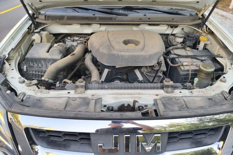 Used Isuzu JLM 2020 2.5T Two-Wheel Drive Diesel Leading-Edge Version JE4D25Q6A Meeting China VI Emission Standards Engine Bay