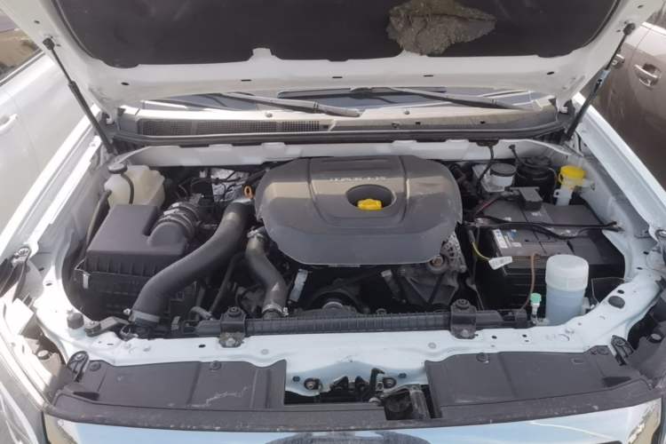 Used Isuzu JLM 2020 2.5T Two-Wheel Drive Diesel Leading-Edge JE4D25Q6A with National VI Emission Standards Standard Wheelbase – Ruimai S Engine Bay