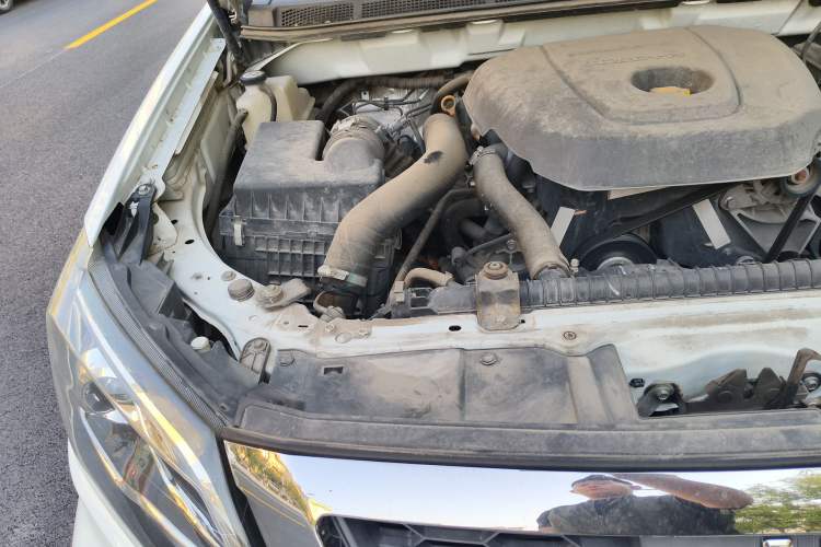 Used Isuzu JLM 2020 2.5T Two-Wheel Drive Diesel Leading-Edge Version JE4D25Q6A Meeting China VI Emission Standards Engine Bay Right