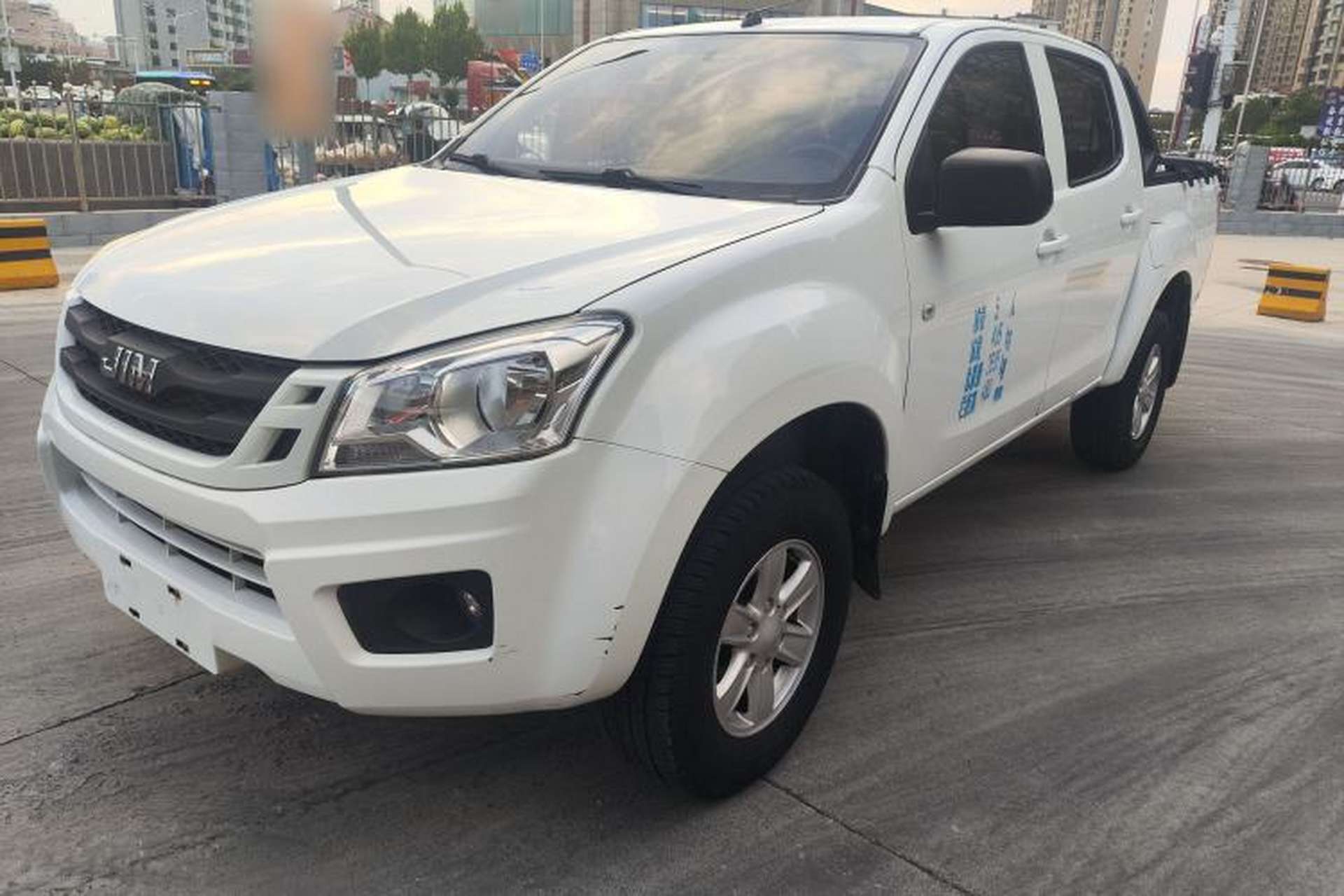 Used Isuzu JLM 2020 2.8T Classic Two-Wheel Drive Diesel Euro VI Comfort Version Standard Wheelbase JE493ZLQ6E Front Left 45 Deg