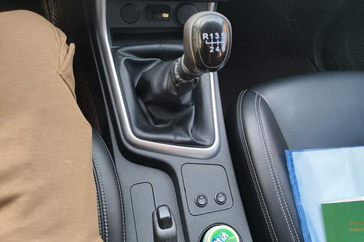 Used Isuzu JLM 2020 2.5T Two-Wheel Drive Diesel Leading-Edge Version JE4D25Q6A Meeting China VI Emission Standards Gear Lever