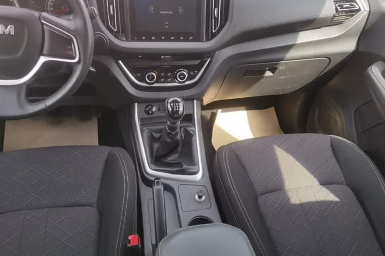 Used Isuzu JLM 2020 2.5T Two-Wheel Drive Diesel Leading-Edge JE4D25Q6A with National VI Emission Standards Standard Wheelbase – Ruimai S Gear Lever