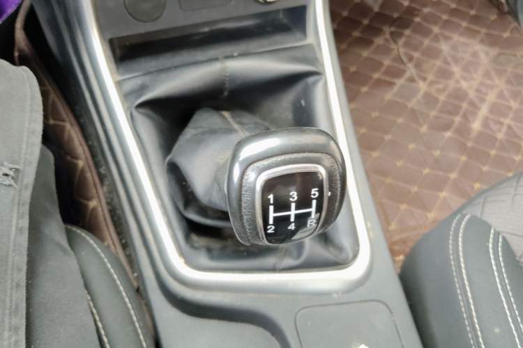Used Isuzu JLM 2020 2.8T Classic Two-Wheel Drive Diesel Euro VI Comfort Plus Extended Version JE493ZLQ6E Gear Lever