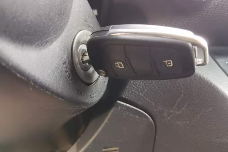 Used Isuzu JLM 2020 2.5T Two-Wheel Drive Diesel Leading-Edge JE4D25Q6A with National VI Emission Standards Standard Wheelbase – Ruimai S Interior 1