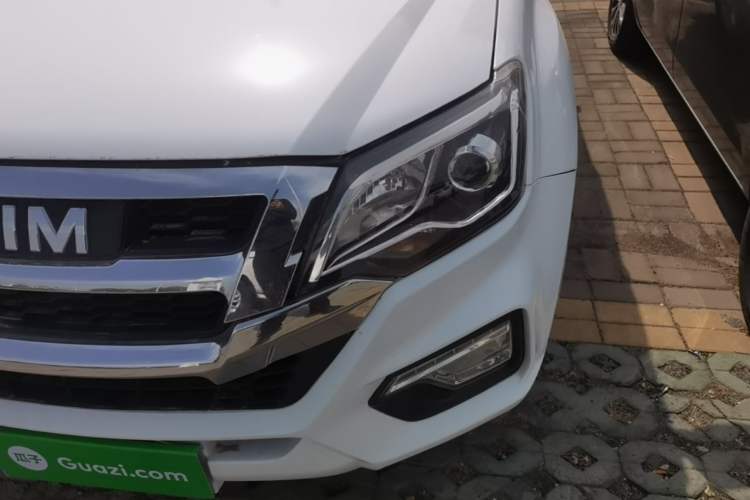 Used Isuzu JLM 2020 2.5T Two-Wheel Drive Diesel Leading-Edge JE4D25Q6A with National VI Emission Standards Standard Wheelbase – Ruimai S Left Front Headlight
