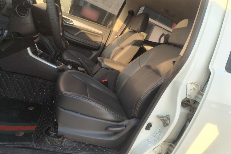 Used Isuzu JLM 2020 2.8T Classic 4x4 Diesel Euro VI Comfort Plus Extended Version JE493ZLQ6E Left Front Seat