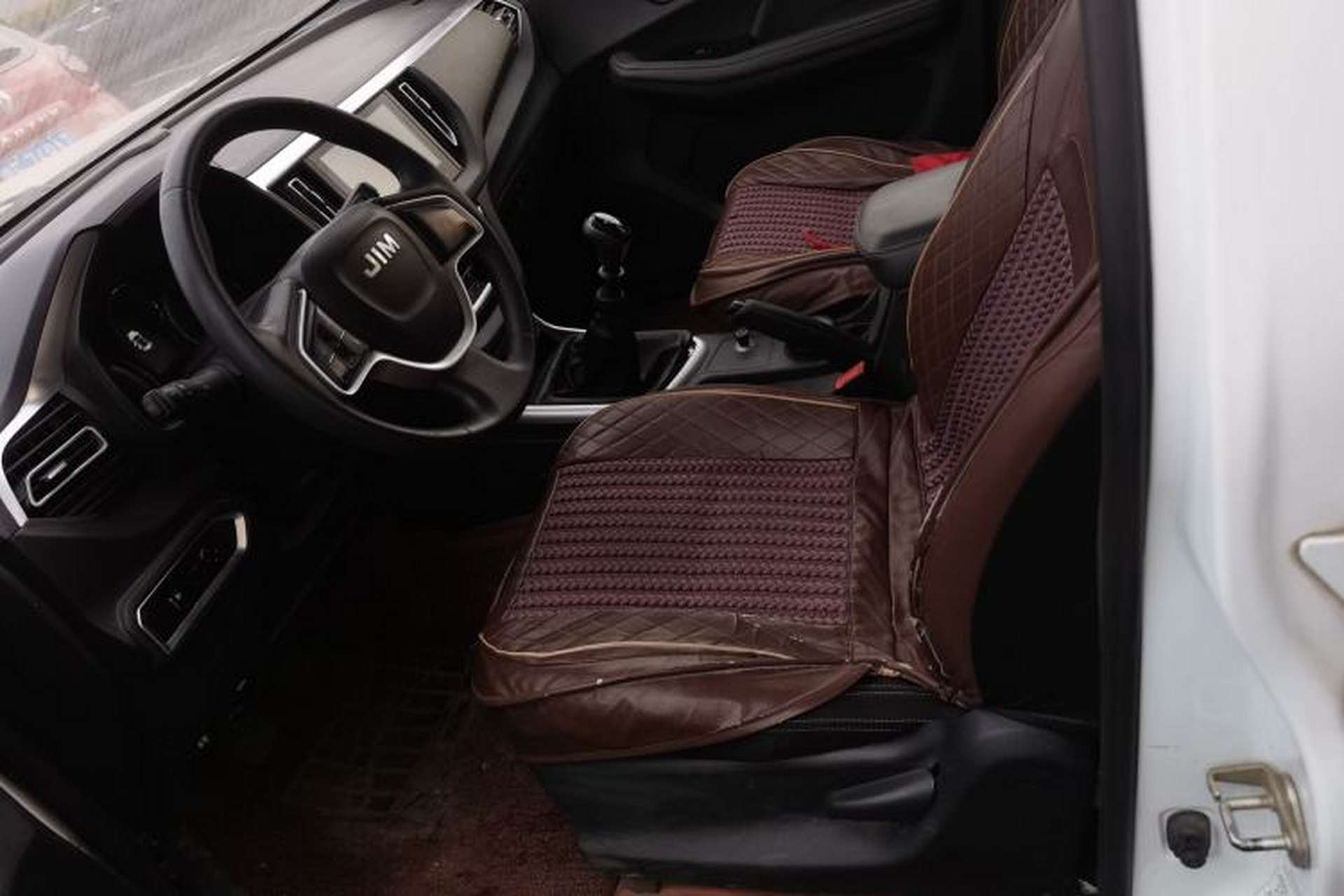 Used Isuzu JLM 2020 2.5T Two-Wheel Drive Diesel Leading-Edge JE4D25Q6A with National VI Emission Standards Standard Wheelbase – Ruimai S Left Front Seat