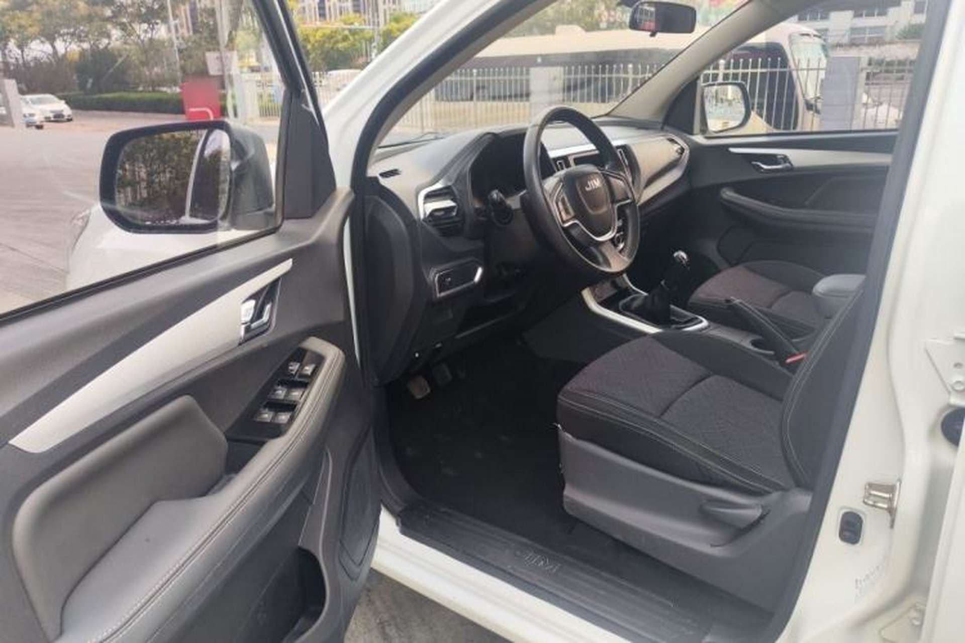 Used Isuzu JLM 2020 2.8T Classic Two-Wheel Drive Diesel Euro VI Comfort Version Standard Wheelbase JE493ZLQ6E Left Front Seat