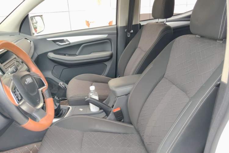 Used Isuzu JLM 2020 2.8T Classic Two-Wheel Drive Diesel Euro VI Comfort Plus Extended Version JE493ZLQ6E Left Front Seat
